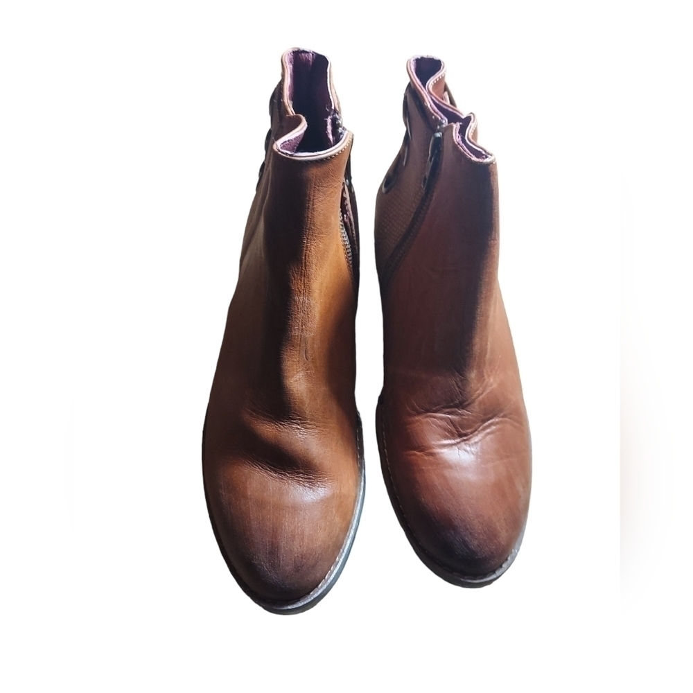 10 Sterling River brown booties